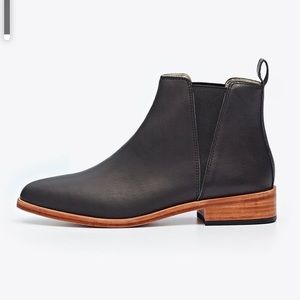 Nisolo Chelsea boot in black